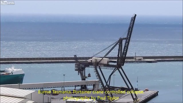 Grue à containers, elle s'effondre sur le port !