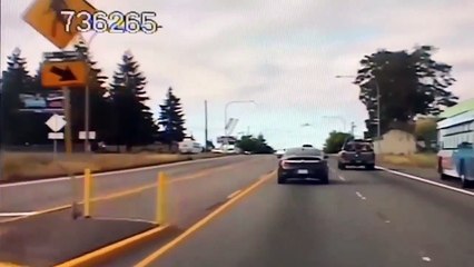 Atterrissage d'un avion de tourisme sur la route au milieu des voitures !