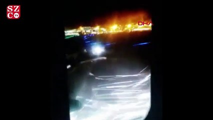 Скачать видео: İniş takımı zarar gören uçağın motoru piste sürttü