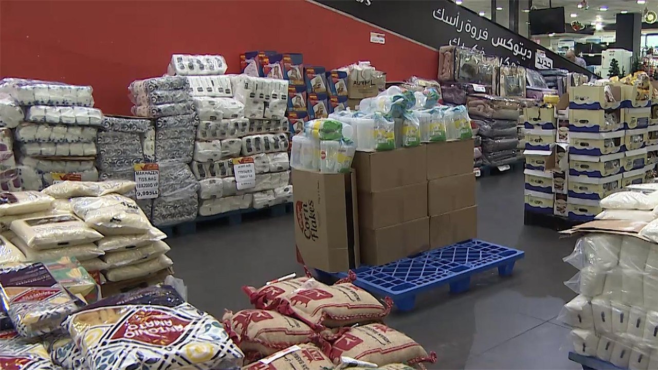 اللبنانيون يشتكون ارتفاع أسعار المنتجات وشح بعضها بالسوق