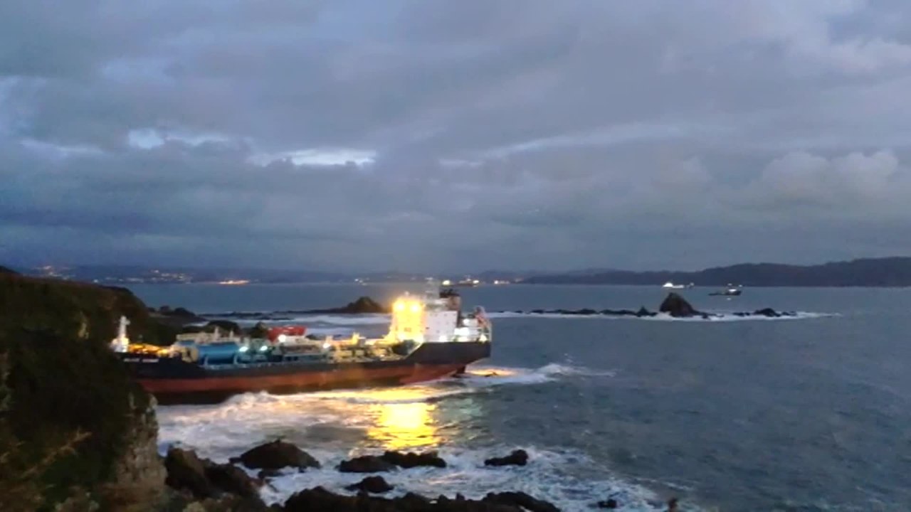 El buque 'Blue Star' permanece encallado en la costa de Ares