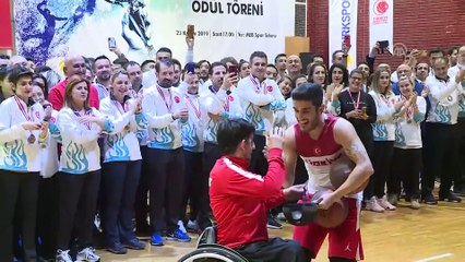 Bakan Selçuk, şampiyon öğretmenlere kupalarını verdi (2) - ANKARA