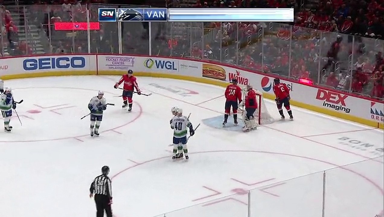 Elias Pettersson converts on two-man advantage