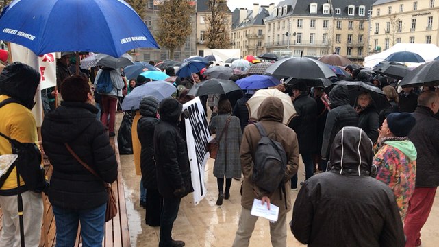 Caen. L’inauguration de la place de la République chahutée par les manifestants et la pluie