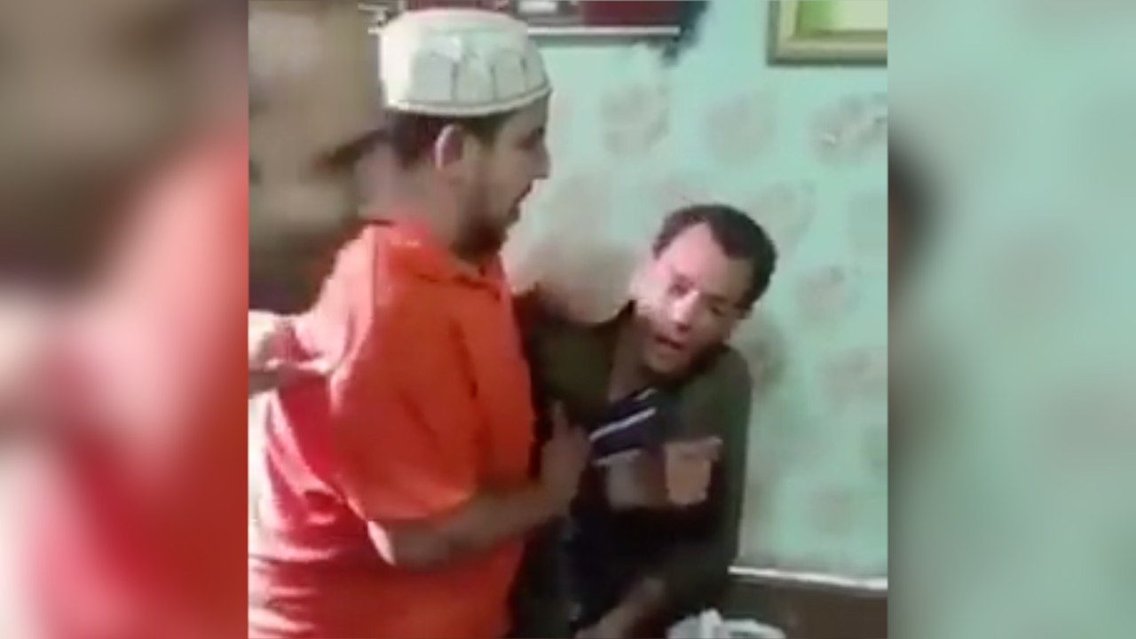 التنمر على معاق ذهنيا في الدقهلية.. شابين يضربوه "أنت شتمت أختي"