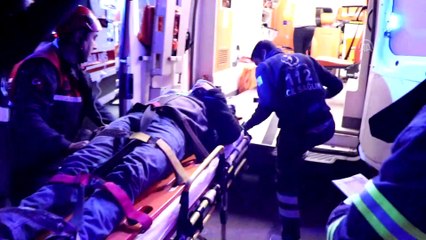 Kamyonetin çitlere çarpması sonucu 4 kişi yaralandı - ADANA