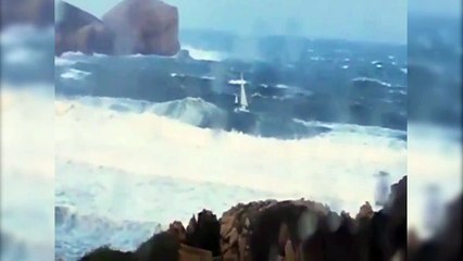 El agónico rescate de un catamarán a la deriva en Suances