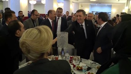 Bakan Selçuk, öğretmenlerle yemekte buluştu