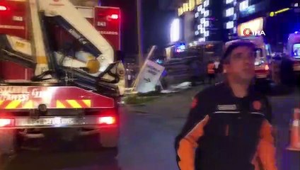 E-5’te aydınlatma direğine çarpan otomobil, AVM’nin önünde devrildi: 1 yaralı