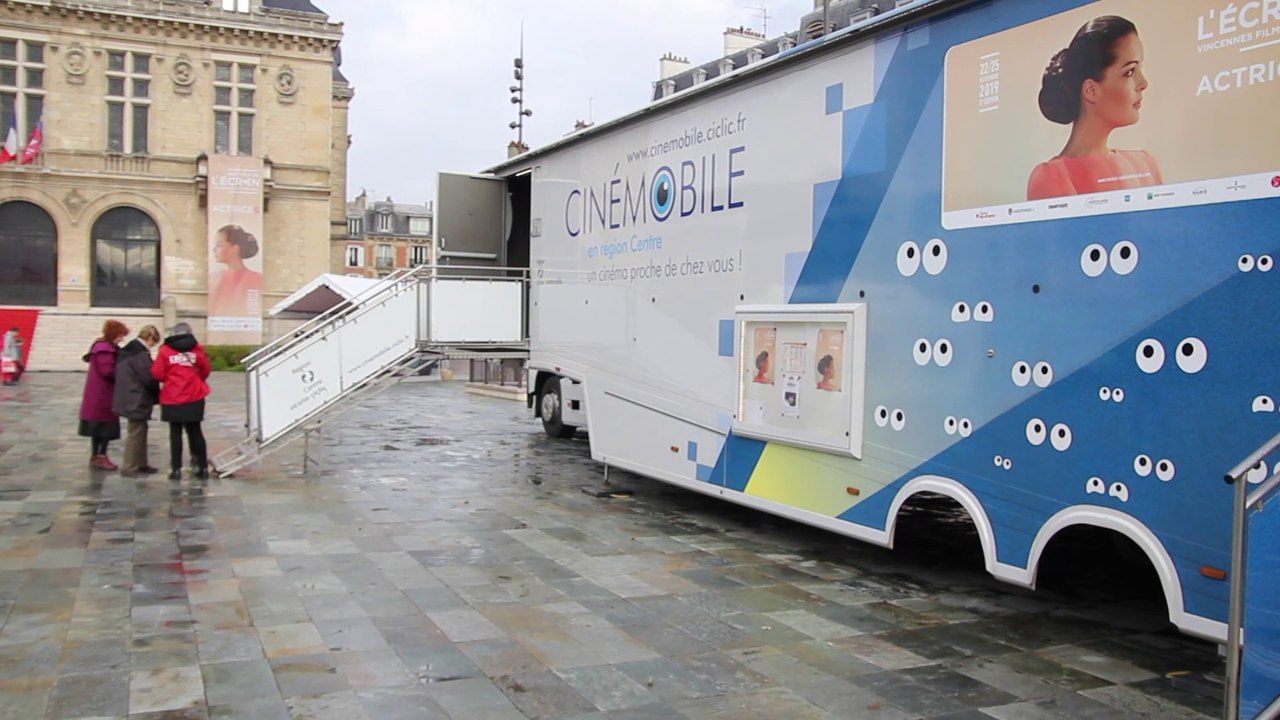 Vincennes, la magie du cinéma est dans le cinéma Festival Au-delà de l'écran avec le Cinémobile.
