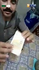 شاهد مواطن يحول ورقة 500 دينار إلى 50 اورو بآلة عجيبة