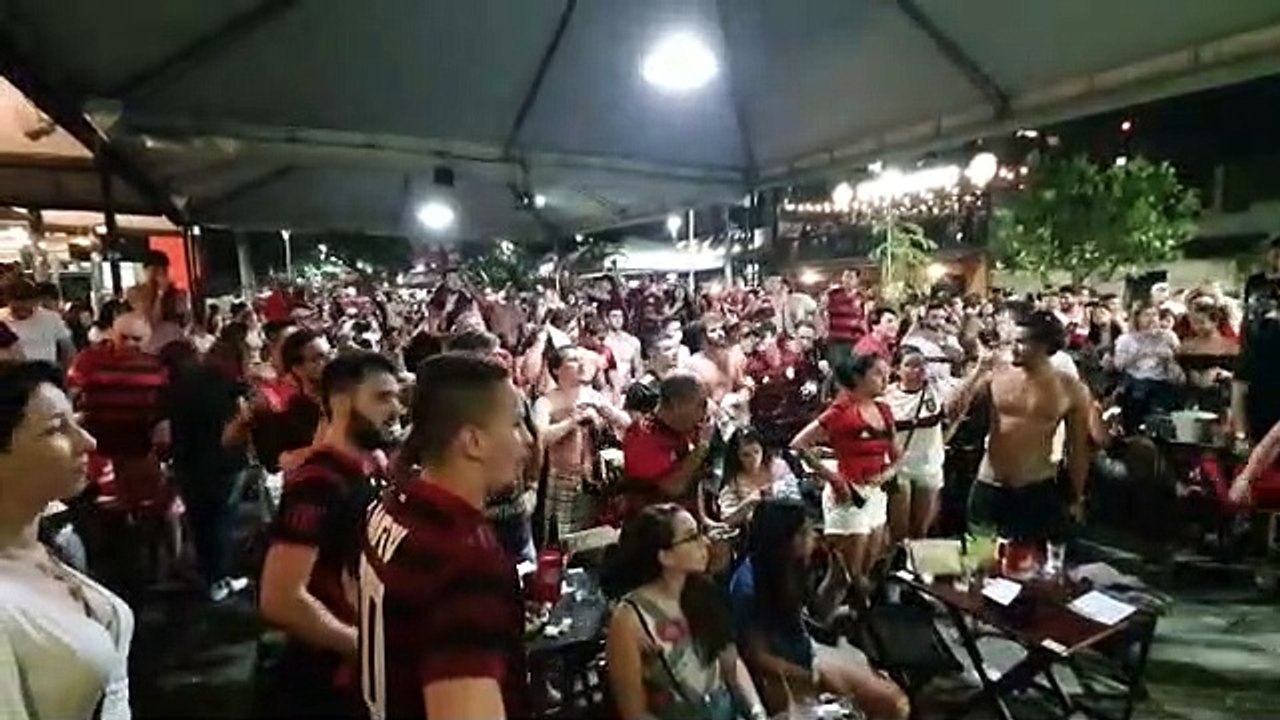 Torcida capixaba espera o apito final do jogo do Flamengo