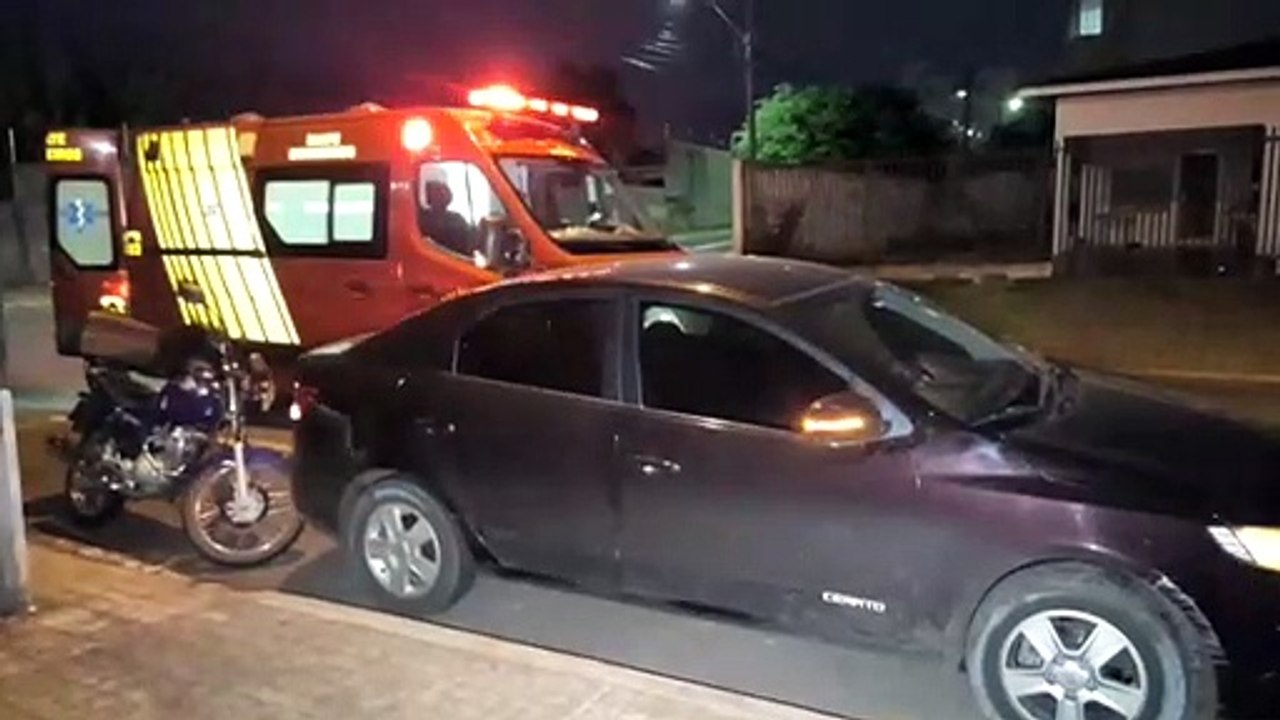 Carro e moto sem envolvem em batida e mulher fica ferida