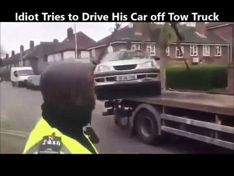 Ce conducteur est bien décidé à faire descendre sa voiture du camion de la fourrière