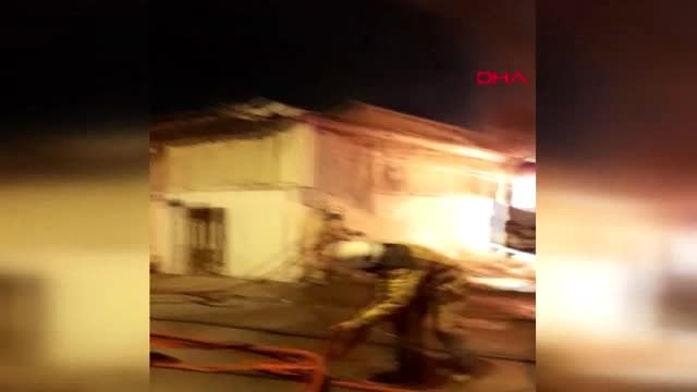 Güngören'de park halindeki servis minibüsü alev alev yandı