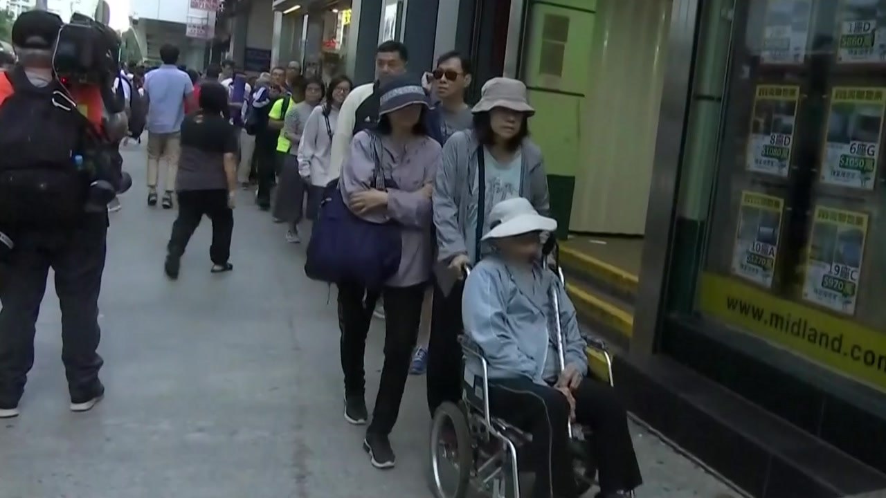 홍콩 구의원 선거 순조롭게 진행...시위 사태 분수령 / YTN