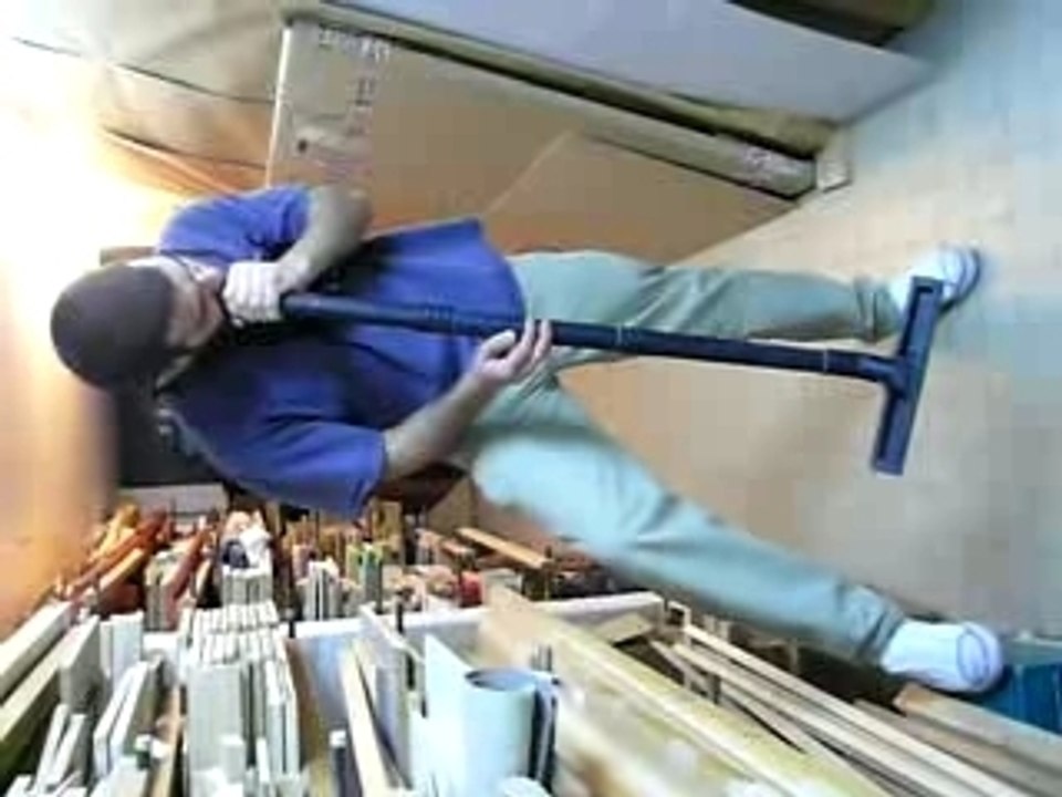 a l'atelier , pierre fait du djidjeridoo avec laspirateur