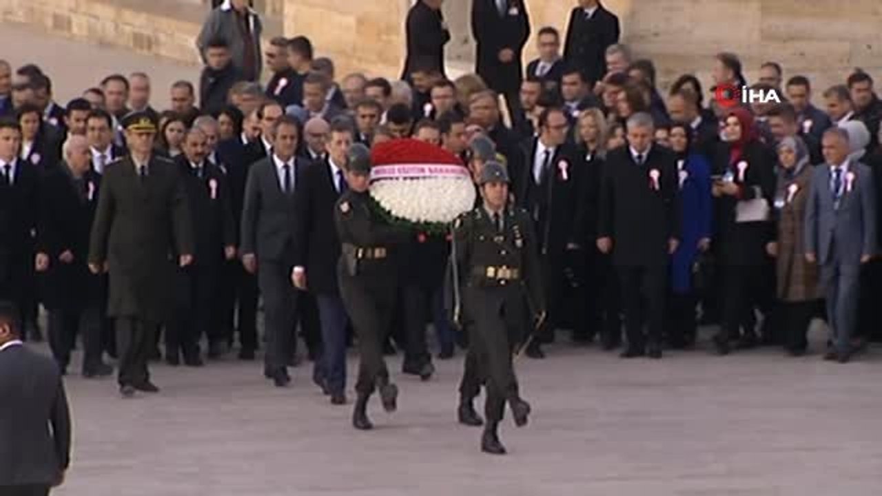 Milli Eğitim Bakanı Selçuk, 81 ilden gelen öğretmenlerle Anıtkabir'e ziyarette bulundu