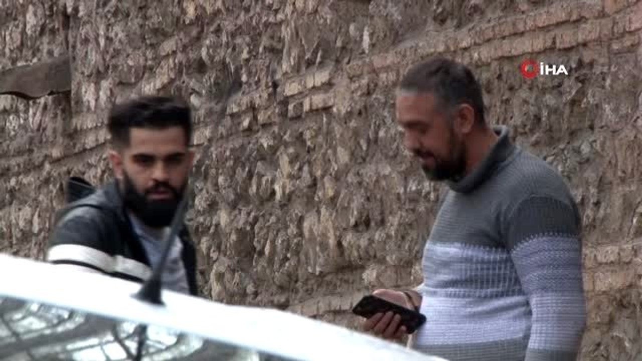 Dolmabahçe Sarayı önünde ilginç kaza...Seyir halinde uyuyakalan sürücü yoldan çıkarak askıda kaldı