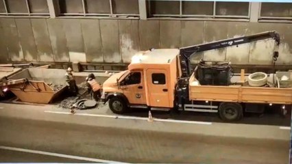 Rusya'da vinç işçileri ezdi