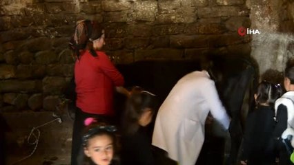 O, köylülere; köylüler de ona öğretmenlik yapıyor