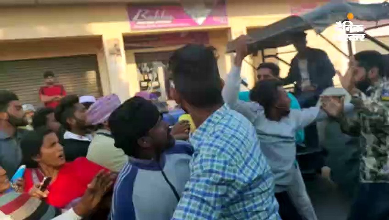 गांव की लड़की से छेड़छाड़ करने वाले युवक की परिजनों ने पिटाई की