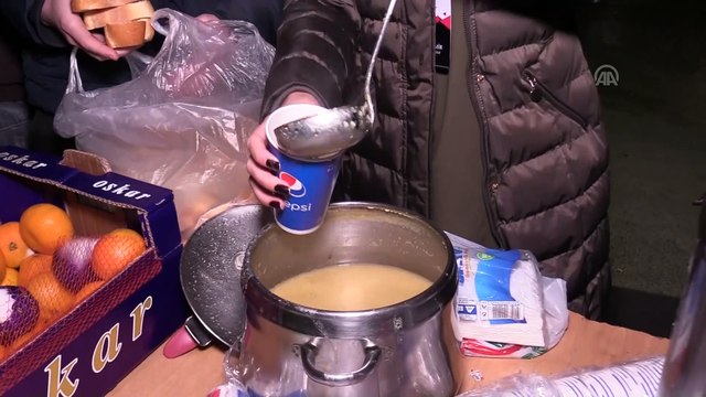 Üniversiteli gençler yardımlarıyla kimsesizlerin içini ısıtıyor - ANKARA