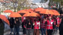 Turuncu şemsiye açarak kadına yönelik şiddete karşı dikkat çektiler
