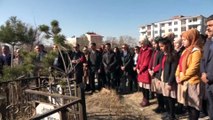 Erciş'te depremde şehit olan öğretmenler kabirleri başında anıldı - VAN