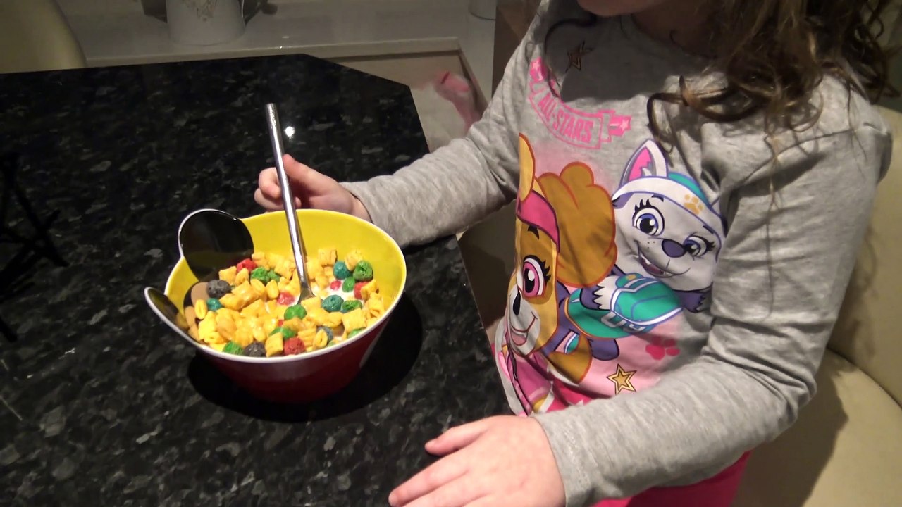 Nós vimos o Trenó do Papai Noel na rua  cheio de Presentes  e Brinquedos de Natal