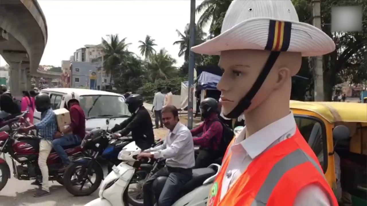 பெங்களூர் டிராபிக் போலீசா இது? அட இது நல்லா இருக்கே !