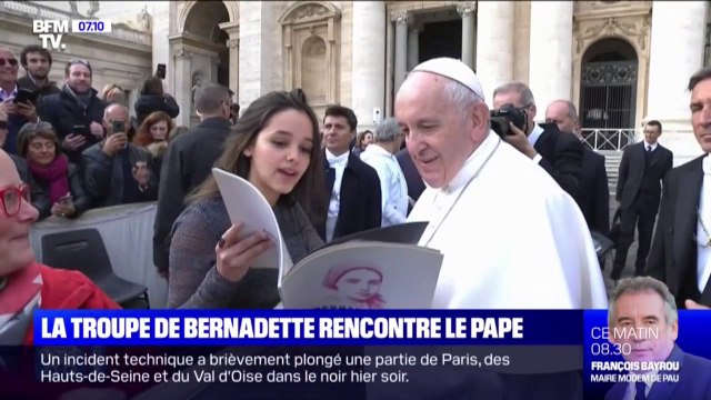 Quand la troupe du spectacle Bernadette de Lourdes , co-produit par Gad Elmaleh, rencontre le Pape