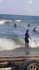 คลิปนาทีระทึก เด็กชายจมน้ำริมหาดเกาะสมุย หนุ่มขี่เจ็ตสกีฝ่าคลื่นสูงเข้าช่วยชีวิต(มีคลิป)