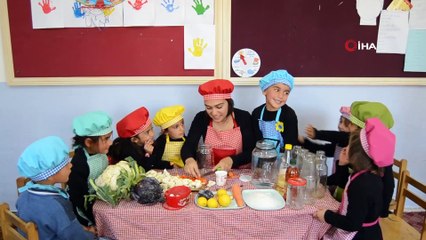 O, Köylülere; Köylüler de Ona Öğretmenlik Yapıyor