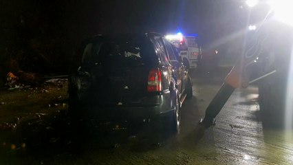 SUV 난간 들이받고 충주호 추락...4명 숨져 / YTN