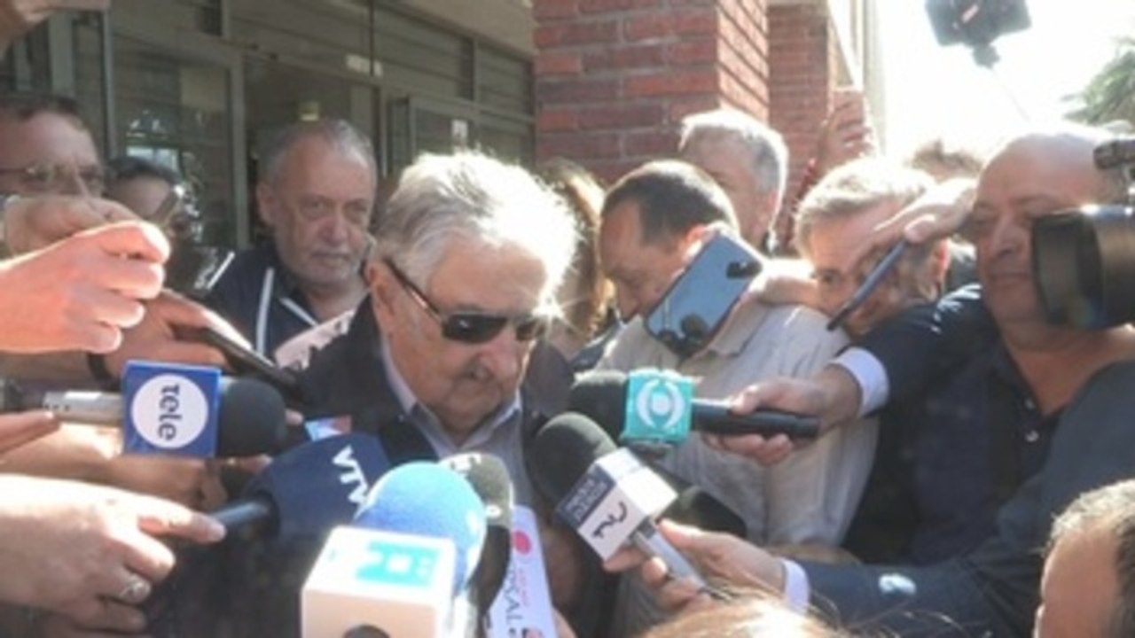 Vázquez y Mujica emiten su voto en elecciones presidenteciales de Uruguay