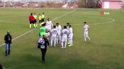 Maç öncesi sahada evlilik teklifi