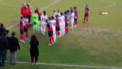 Maç öncesi sahada evlilik teklifi