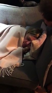 Endormie sur le canapé, ils la déplacent dehors pendant qu'elle dort !