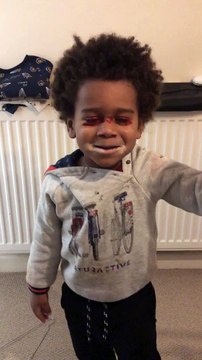 Ce garçon a trouvé le maquillage de sa mère... et s'est maquillé !