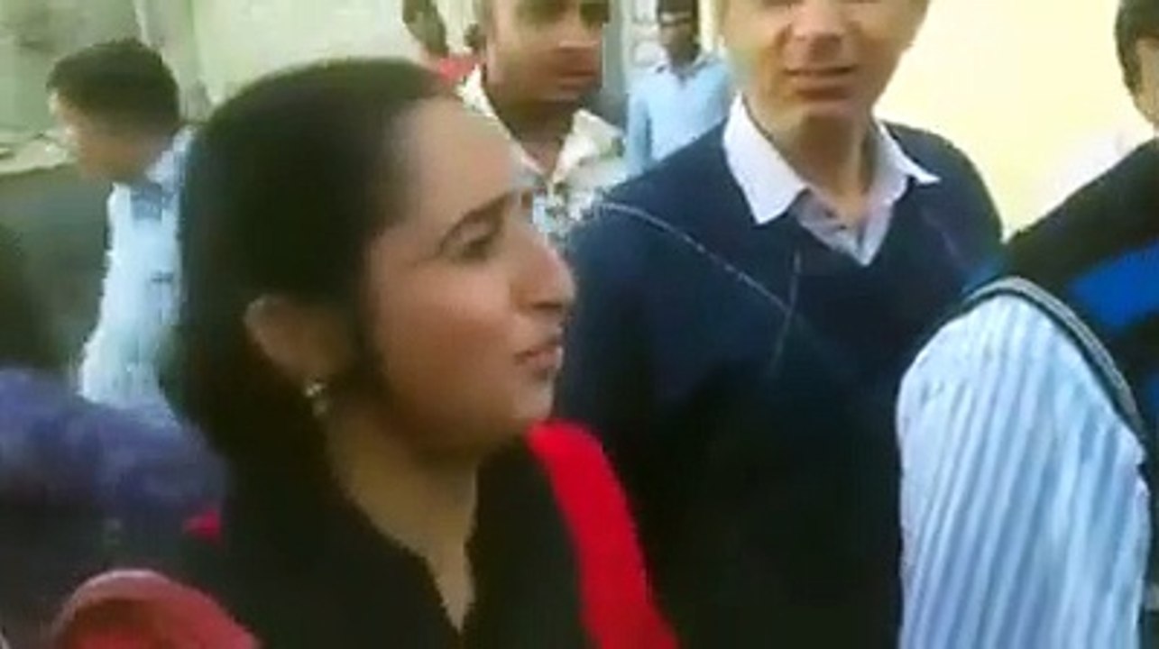ਹਿੰਦੂ ਵੀਰ ਆਸ਼ਕਾਂ ਨੂੰ ਪਿਆਰ ਦਿੰਦੇ ਹੋਏ