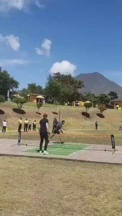 Roger Federer  y Alexander Zverev practican previo al partido
