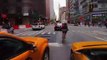 Cette cycliste prend de gros risques en roulant dans les bouchons à New York