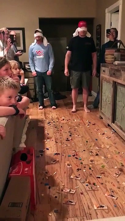 Un petit jeu risqué : marcher les yeux bandés dans une pièce pleine de pièges à souris