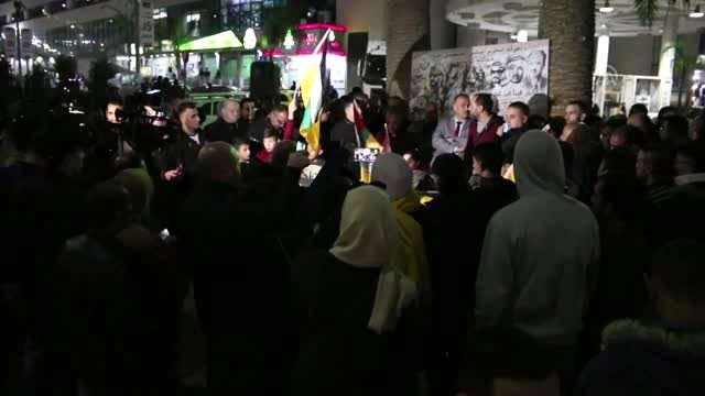 Batı Şeria'da Filistinliler ABD ve İsrail bayrakları yaktı