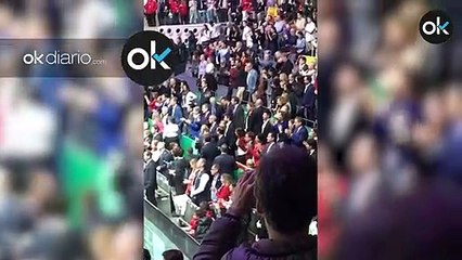 Piqué no aplaudió la victoria de España y se metió las manos en el bolsillo