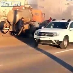 Il éteint une voiture en feu avec les excréments d'une cuve à fosse septique !