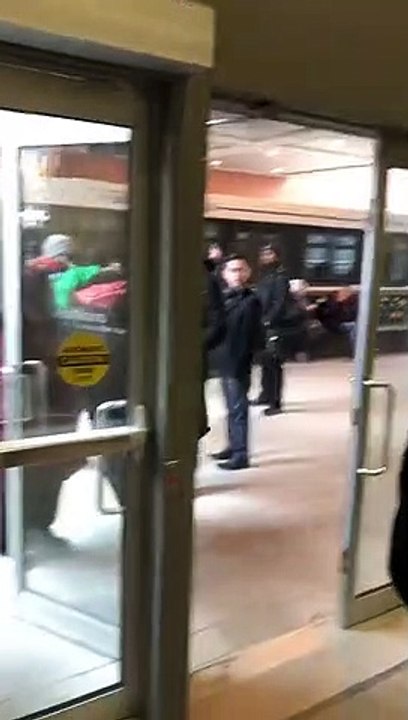 Elle essaye de voler.. une fiole d'alcool !