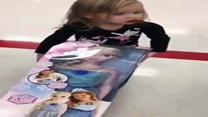 El padre le dice que no tienen dinero para comprar la muñeca y la niña decide que entonces hay que robarla