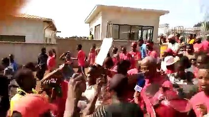 Bah Oury acclamé par une foule de manifestants au rond-point de la Tannerie